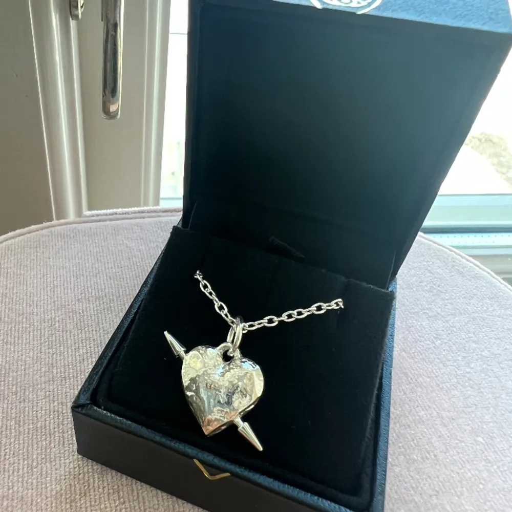 Säljer detta super fina och populära halsbandet i modellen ”Tuvstarr’s Heart Necklace” HELT OANVÄNT, Nypris är 2795kr. Box ingår i priset 🤭. Accessoarer.