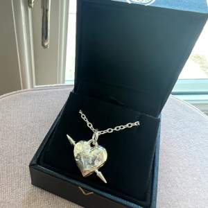 Säljer detta super fina och populära halsbandet i modellen ”Tuvstarr’s Heart Necklace” HELT OANVÄNT, Nypris är 2795kr. Box ingår i priset 🤭