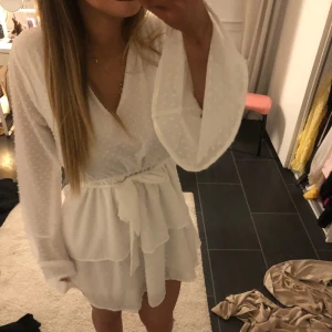 Vit klänning  - Vit klänning med volang 