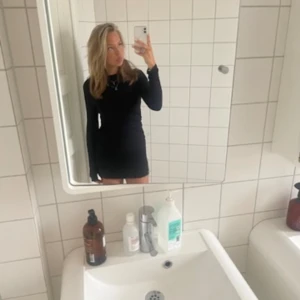 Stickad kjol - Säljer denna svarta kjol från Gina, perfekt ni till våren men även hösten och vintern🙌 använd fåtal gånger👌