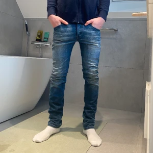 Diesel Jeans - Säljer nu dessa riktigt feta diesel jeans. Färgen är en mörk blå och en fin ”Slim” passform. Inköpta för hela 1399 medans vårat pris endast ligger på 299kr! Skriv vid minsta fundering!