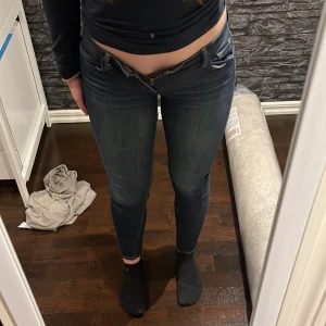 Lågmidjade skinnyjeans  - Visst, skinnyjeans är ute men dessa vill du inte missa! Dessa är från Levis men ser ut som miss me jeans. Dom är väldigt lågmidjade och tighta, köp!🩵