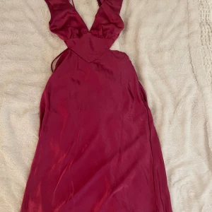 Satin klänning  - Oanvänd klänning från parallel lines i strl UK 10 (eu 38) i mörkråsa!