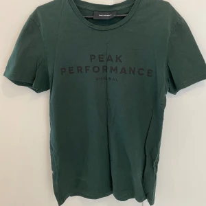 Peak Performance T-shirt - Storlek S, använt skick