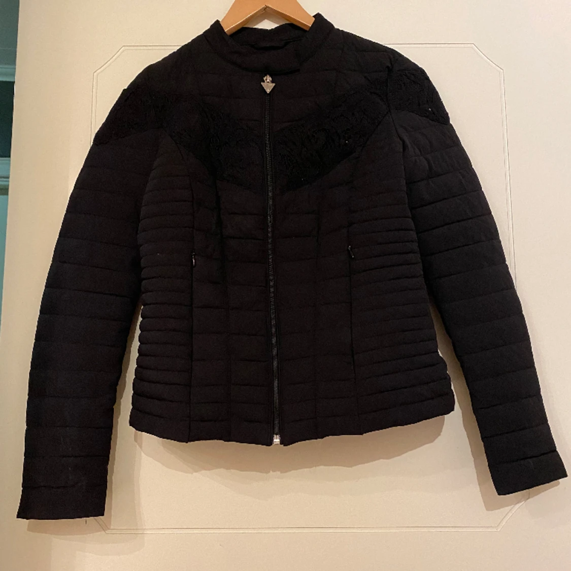 Guess jacka med spetsdetalj