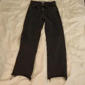 Svarta jeans från Hailys. Fint skick. Köparen står för frakt.