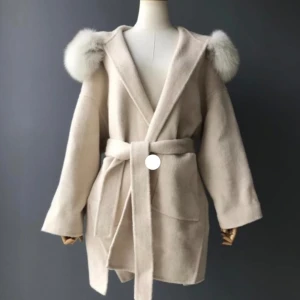 Kappa med päls - Kappa i beige/creme färgad med äkta päls i storlek S (inte min bild) skriv för bilder