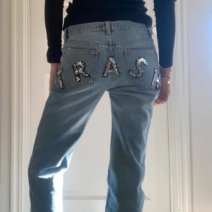 John Richmond Jeans - Säljer dessa jättecoola jeans från John Richmond. Säljer på grund av att de är för små för mig. Det står att de är en size 28 och jag skulle säga att de sitter som en 34. Lånade bilder!