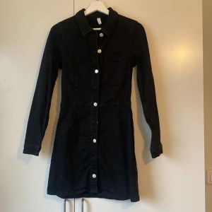 Jeansklänning - Svart jeansklänning från Zara💕 super bekväm 