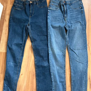 Gina Tricot Molly Jeans, hög midja strl L - Storlek L, använda ett fåtal gånger. 100 kr per jeans. Hög midja. 