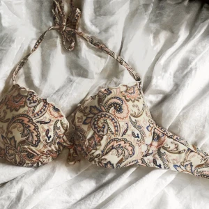 Unik bikiniöverdel 🌈 - Fin mönstrad bikiniöverdel som tyvärr inte passar mig. Är anpassningsbar med både olika inställningar i ryggen och halterneck knytning.  Så snyggt till kjol eller stylad under en sheer-klänning🧚🏼‍♀️🎨 