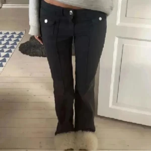 Jeans/cargopants - (Lånad första bild) Jeans från h&m! Köpta här på plick. Passar någon runt 1.55-1,60💕💕