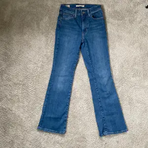 Säljer mina jättefina jeans från Levis i storleken 24.❤️👖