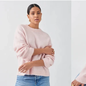 Rosa stickad tröja  - Rosa stickad tröja från Gina Tricot. Slutsåld på hemsidan. Storlek xs men är ganska oversize så passar s också. 