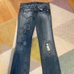 y2k jeans - ett par jätte snygga low waist lite bootcut jeans. de är köpta på loppis men de har inte kommit till så mycket användning. midjemåttet: ca 36cm tvärs över, innerbenslängden: ca 82cm. kontakta mig för tex bilder på och köparen står för frakten 💕💕💕