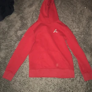 Väl använd fräsch röd Jordan hoodie - Storlek 147-163cm väldigt bra skick. Jordan loggan är lite lös men inget som man tänker på så mycket
