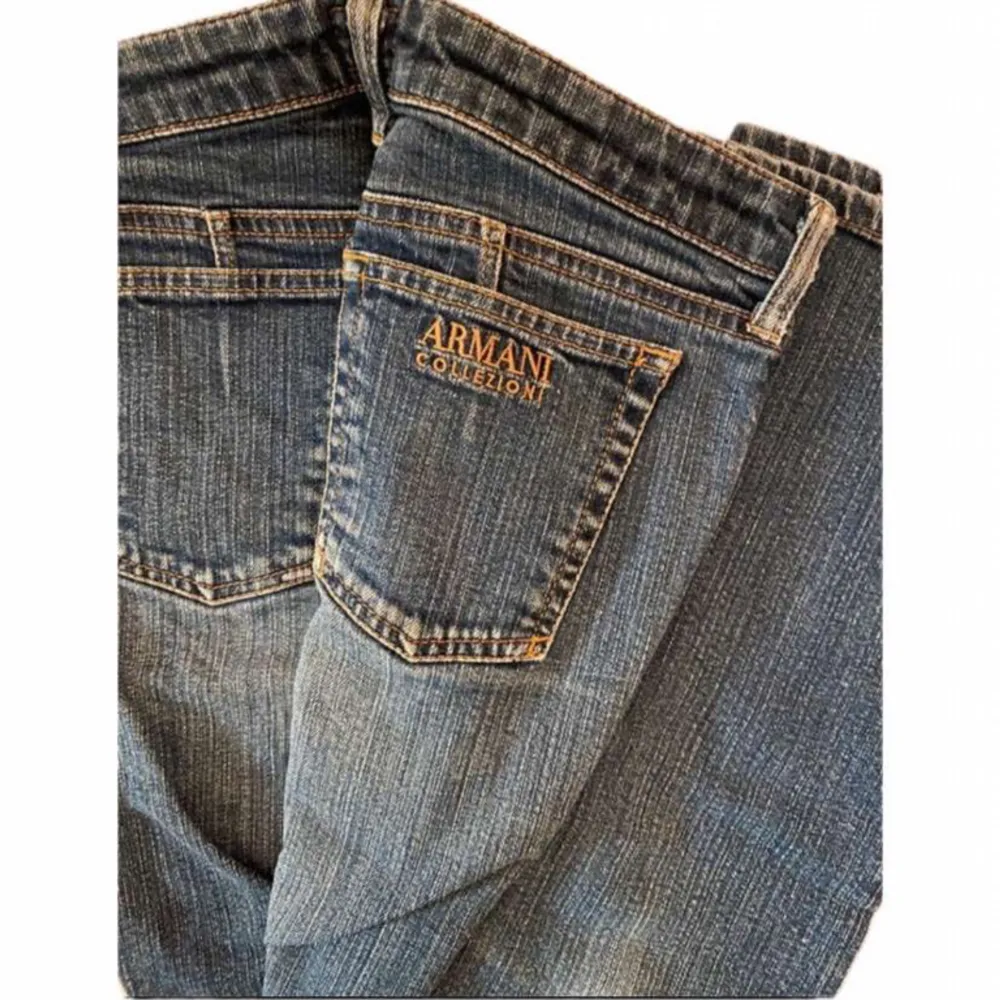 Ett par super fina jeans från Armani. Väldigt fin kvalite! Midjemåttet tvärs över är 38cm, innerbenslängden är 78cm och måttet tvärs över smalbenet är 19cm. Kontakta gärna via frågor💗💗. Jeans & Byxor.