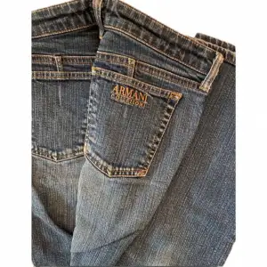 Ett par super fina jeans från Armani. Väldigt fin kvalite! Midjemåttet tvärs över är 38cm, innerbenslängden är 78cm och måttet tvärs över smalbenet är 19cm. Kontakta gärna via frågor💗💗