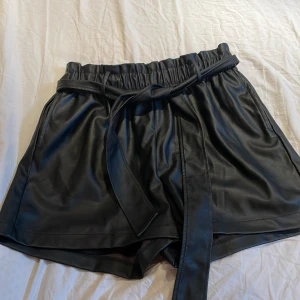 Shorts  - Läder shorts med fickor på. Använt 2 gånger men dom är lite små i storleken. 