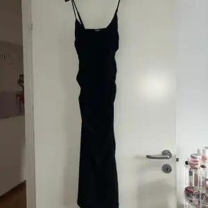 svart tight klänning från hm