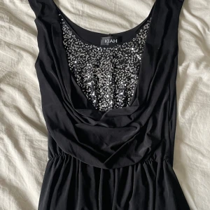 Y2k topp - En glittrig Y2k topp med cowlneck urringning! Stl s men väldigt stretchig så passar allt ifrån XS till M! Skriv för frågor eller fler bilder! Pris är förhandlingsbart