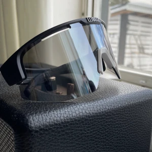 Solglasögon - Bliz glasögon i jätte bra skick inte en ända repa på glasen. Säljer pga att jag har så många andra. Inköpspris 700