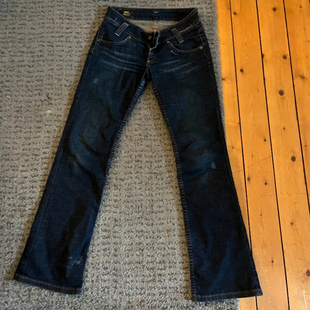 Ett par Lee jeans i storlek 34! Lågmidjade, säljer då de är aningen korta på mig som är 165!. Jeans & Byxor.