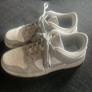 Low dunks - Säljer ett par Nike low dunks ljusgråa.  Storlek 38.5. Dem har inga skador eftersom de använts väl. Skriv på DM vid intresse samt mer info. 500kr + frakt 🤍 