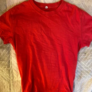 Röd tröja - Helt vanlig röd t-shirt. Super fin men passar inte mig så bra. Skriv för mer info/bilder 🤍😽