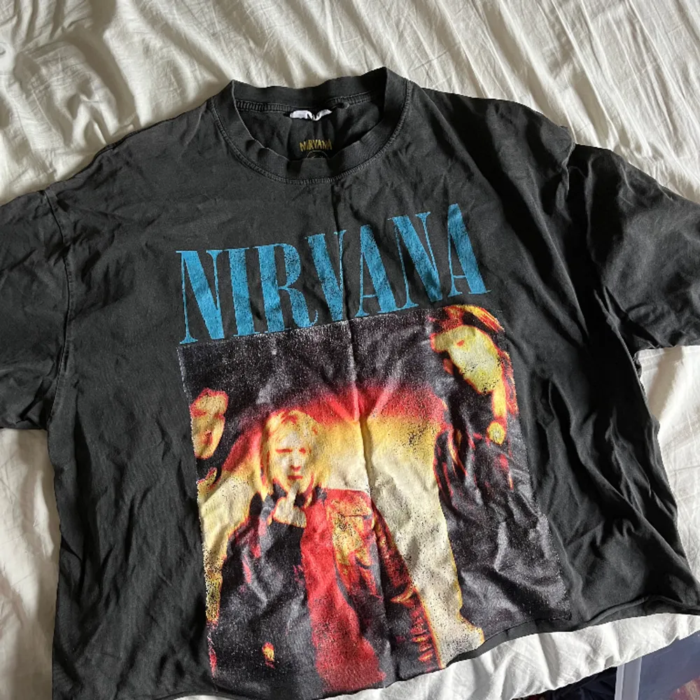 Avklippt Nirvana t-shirt från märket vailent. Strl L och oversized. Skriv vid frågor eller funderingar💞. T-shirts.