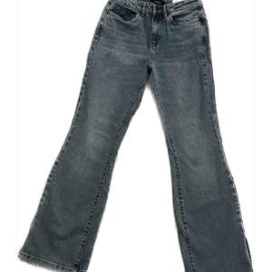 Jeans med slits i benen från Vero Moda i storlek 26/30