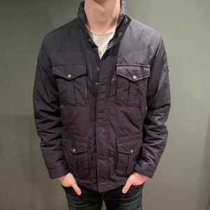 Woolrich field jacka  - Säljer nu denna sjukt snygga fieldjacka från Woolrich i grymt bra skick. Den är i storlek L. Referens- killen på bilden är 188 och väger 75 kg! Hör gärna av dig vid frågor och funderingar 😃