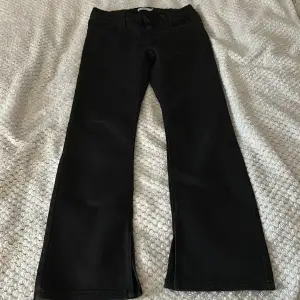 Ett par super snygga svarta byxor från name it, bootcut, dem är 35cm i midjan (kan dras åt) och 94,5cm i längden, passa på🖤