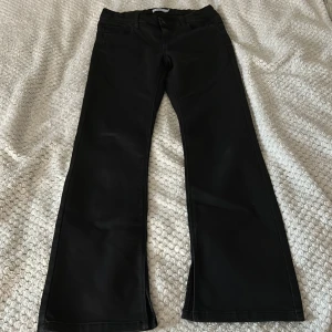 Svarta byxor - Ett par super snygga svarta byxor från name it, bootcut, dem är 35cm i midjan (kan dras åt) och 94,5cm i längden, passa på🖤