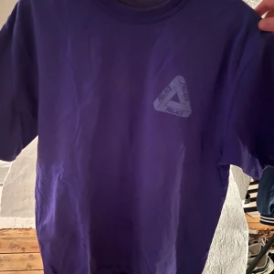 T-shirt Palace - T-shirt från märket Palace. Bra skick, knappt använd. 