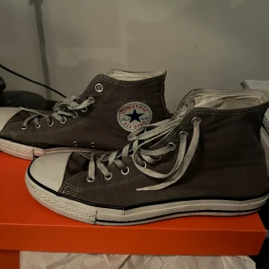 Converse  - Ett par gråa converse. Skick 7/10