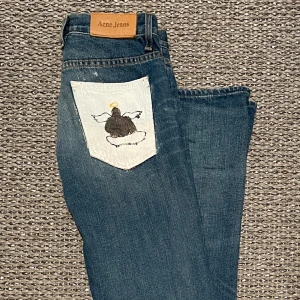 Acne studios jeans - Säljer mina acne jeans då dem har blivit för små!  Dem är stl 27/34, passformen är Regular. Använda 1-2 gånger så finns inget tecken på slitage eller fläckarna!     pris kan diskuteras vid snabb