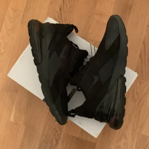 Nike air Max 270 - Beställdes förra året i december på Nike, har använt de lite men inget som direkt syns. Skick 9/10, digitalt kvitto finns. 