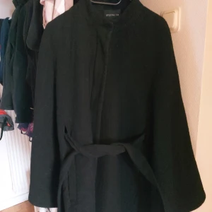 Cape från Stockhlm - Jättefint skick, ingen större anmärkning. Kommer helt enkelt inte till användning. Storlek M/L men passar mig som har S också. Nypris ca 1500 kr.