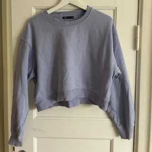 Sweartshirt  - Lila croppad sweartshirt från zara i storlek M men passar även Xs och S🤍