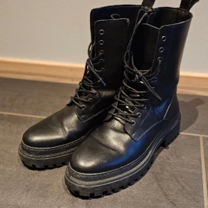 Läderkängor  - Jättefina svarta läderkängor. Sparsamt använda 