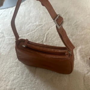 Baguettebag - Söker den här baguettebag från Monki. Väskan är i bra skick💕