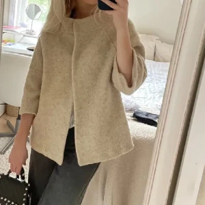 Trekvartsärm jacka  - En super fin trekvartsärmad jacka perfekt till våren! Kommer ej till användning 🩷 ( lånad bild) 