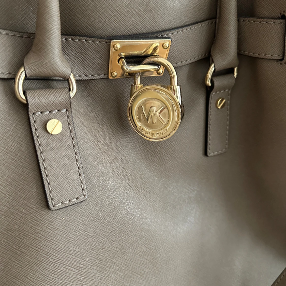  Beige Michael kors väska  - 90