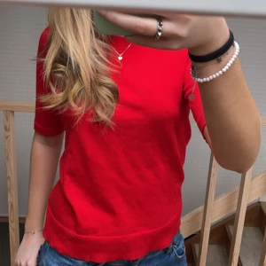 Röd topp - Röd stickad kortärmad i storlek s💕