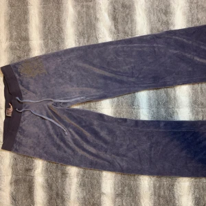 juicy couture mjukisbyxor - riktiga vintage utsvängda juicy couture byxor 🪷