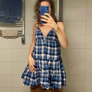 Klänning - Så söt kort klänning! Perfekt för sommaren🌺🪷 Säljer då den börjar bli för liten, köpt second hand men väldigt bra skick. XS-S