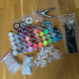 Nageltillbehör - Nageltillbehör: Glitter, chrome glitter, tippar (spetsiga, fyrkantiga), nagelsax, nail art penslar