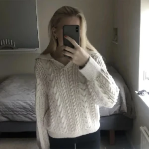 Sticakd tröja - Suuperfin kabelsticakd tröja i en fin beige färg 🫶🏻 den är i barnstorlek men passar mig som är 160 cm lång🤍