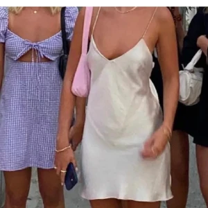 Zara klänning  - sååå snygg klänning med knytning vid ryggen från zara i, perfekt till i sommar men oxå under våren med ett par snygga tights. Aldrig använd med lappen kvar. I storlek XS men funkar som S. 